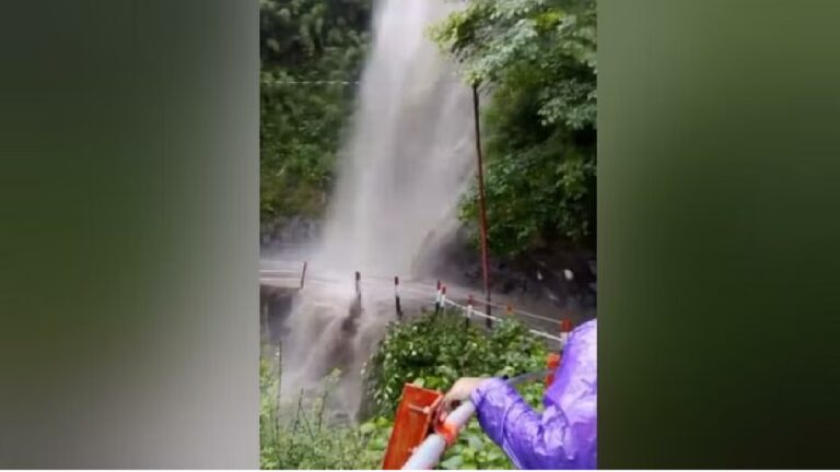 पैदल मार्ग पर पत्थर की चपेट में आकर खाई में गिरी गुजरात की महिला यात्री, मौके पर हुई मौत