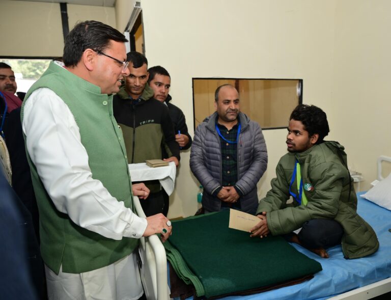 सीएम धामी  ने टनल में फंसे प्रत्येक श्रमिकों को ₹ 1 लाख की प्रोत्साहन राशि की भेंट