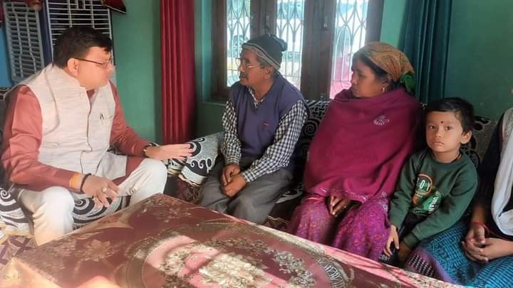 टनकपुर: उत्तरकाशी टनल में फंसे श्रमिक के परिजनों से मिले सीएम धामी