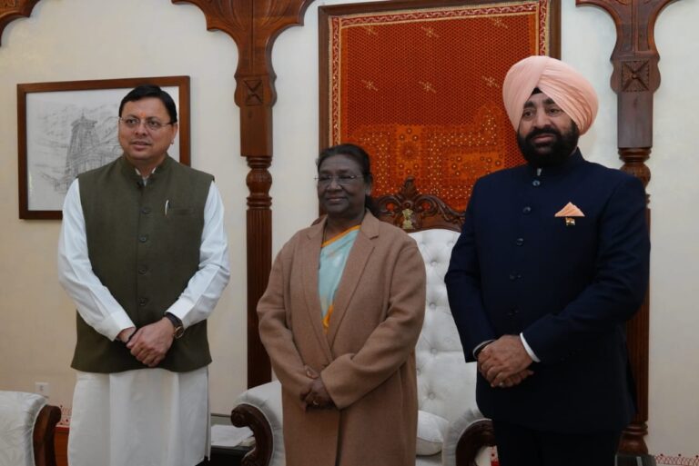 सीएम धामी ने की राजभवन में राष्ट्रपति द्रौपदी मुर्मू  से शिष्टाचार भेंट, देवभूमि में किया स्वागत