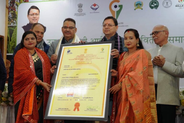 सीएम धामी ने मुख्य सेवक सदन में 18 जीआई प्रमाण पत्रों का किया वितरण