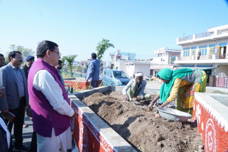 सीएम धामी ने एफ.आर.आई सड़क निर्माण कार्यों एवं सौन्दर्यीकरण के कार्यों का स्थलीय निरीक्षण किया