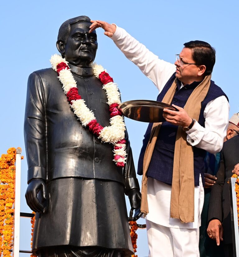 काशीपुर: सीएम धामी ने किया अटल बिहारी वाजपेयी की प्रतिमा का लोकार्पण