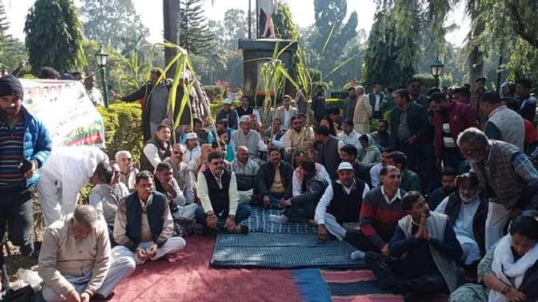 देहरादून: किसानों के समर्थन में उतरे पूर्व सीएम हरीश रावत, गांधी पार्क में बैठे मौन उपवास पर