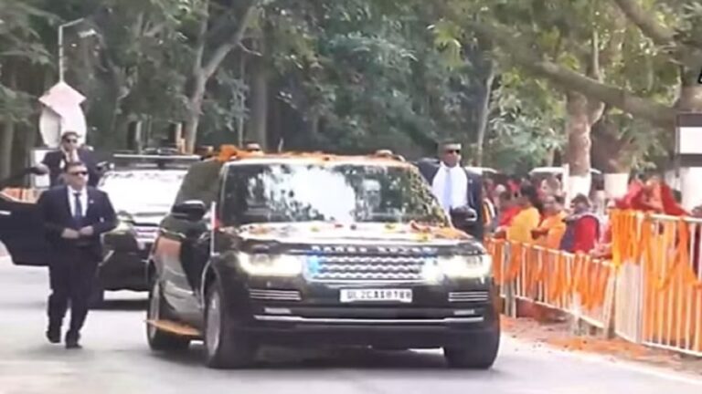देहरादून में पीएम मोदी का रोड शो, सीएम बोले- प्रधानमंत्री ने बढ़ाई सम्मेलन की शोभा
