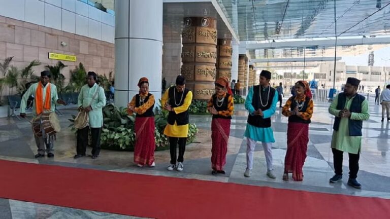  देहरादून: ढोल-दमाऊ की थाप पर एयरपोर्ट मे  तुलसी की माला पहनाकर होगा डेलिगेट्स का स्वागत