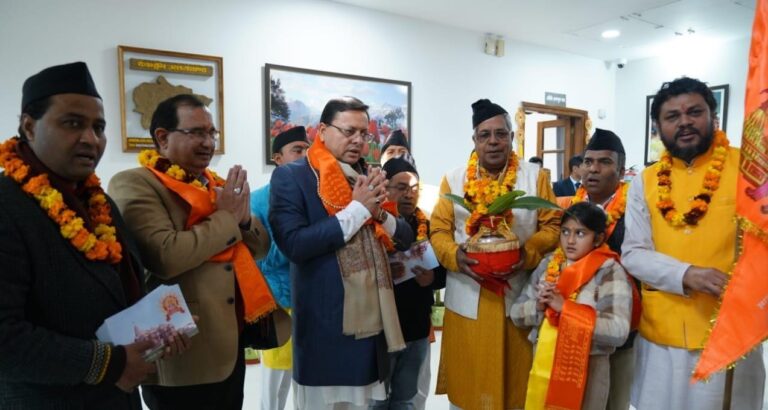 अक्षत वितरण टोली ने सीएम धामी को श्रीराम मंदिर का चित्र एवं निमंत्रण पत्रक भेंट किये