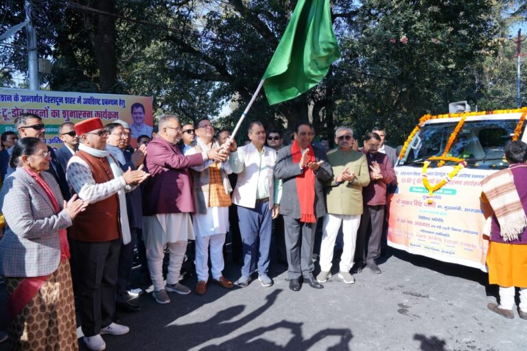 देहरादून: सीएम धामी ने किया डोर-टू-डोर कूड़ा उठाने के लिए 58 वाहनों का फ्लैग ऑफ