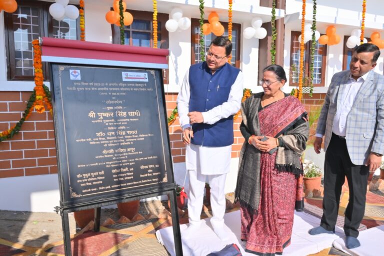 देहरादून: नेताजी सुभाष चंद्र बोस आवासीय छात्रावास का सीएम धामी ने किया लोकार्पण, छात्रों को बांटे ड्रेस