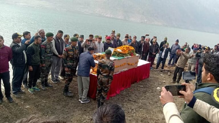 उत्तराखंड: भारत-चीन सीमा पर शहीद राइफलमैन का पार्थिव शरीर पहुंचा गांव, सैन्य सम्मान के साथ अंतिम विदाई