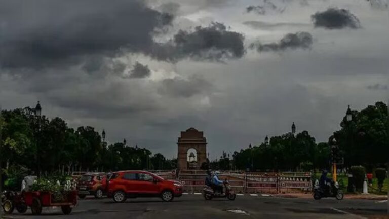 दिल्ली-NCR में चली ठंडी हवाएं, लोगों को मिली राहत, बरस सकते हैं बादल