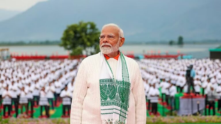 मोदी का कश्मीर दौरा: परंपरागत पहनावे में प्रधानमंत्री, श्रीनगर में असमिया गमछा संग दिखे नए अंदाज़