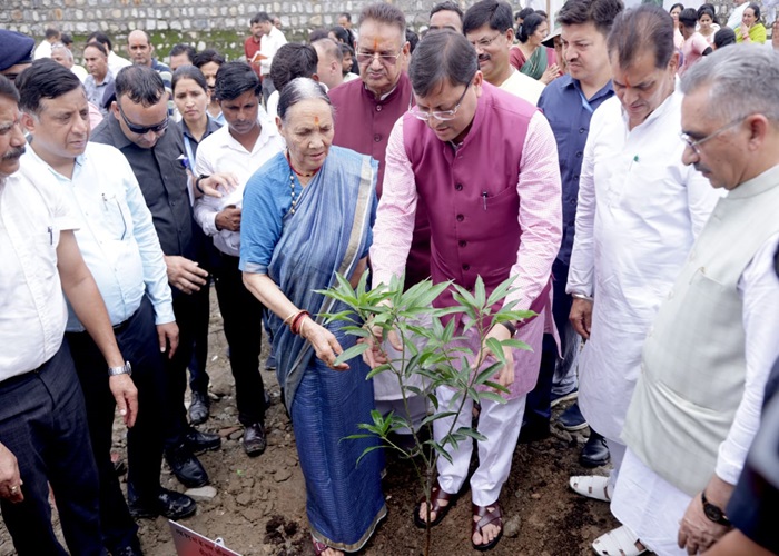 गुरू पूर्णिमा के शुभ अवसर पर सीएम धामी ने ’एक पेड़ मां के नाम’ अभियान के अंतर्गत अपनी माताजी संग किया पौधारोपण