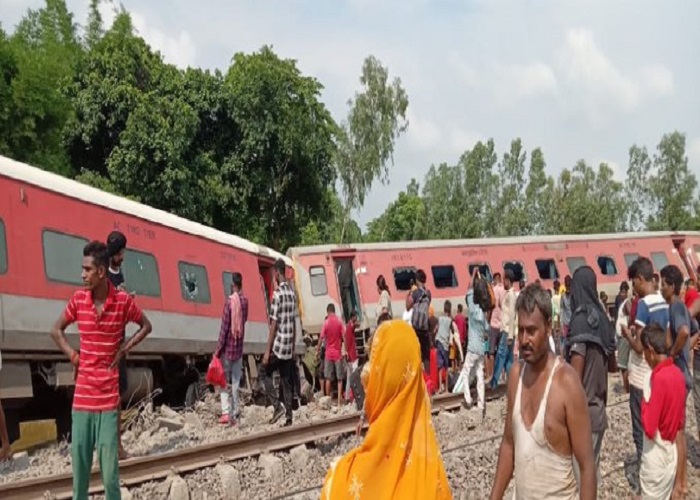 यूपी: गोंडा में डिब्रूगढ़ एक्सप्रेस के कोच पटरी से उतरे, एक की मौत-7 घायल