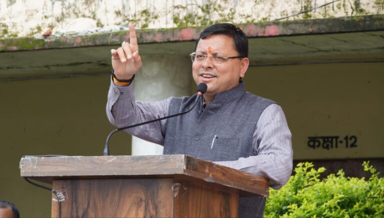 मुख्यमंत्री पुष्कर सिंह धामी ने देहरादून में तिरंगा यात्रा को झंडी दिखाकर किया रवाना