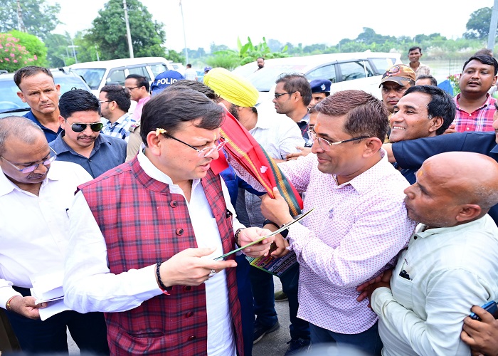 सीएम धामी ने सुनी जनता की समस्याएं, संबंधित अधिकारियों को दिए समाधान करने के निर्देश