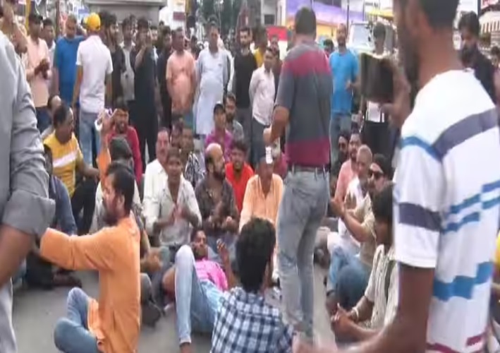 देहरादून: रेलवे स्टेशन पर दो समुदायों के बीच पथराव, व्यापारियों ने किया बाजार बंद
