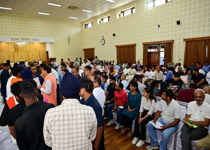 सीएम धामी ने जनता मिलन कार्यक्रम में किया प्रतिभाग, सुनी जनसमस्याएँ