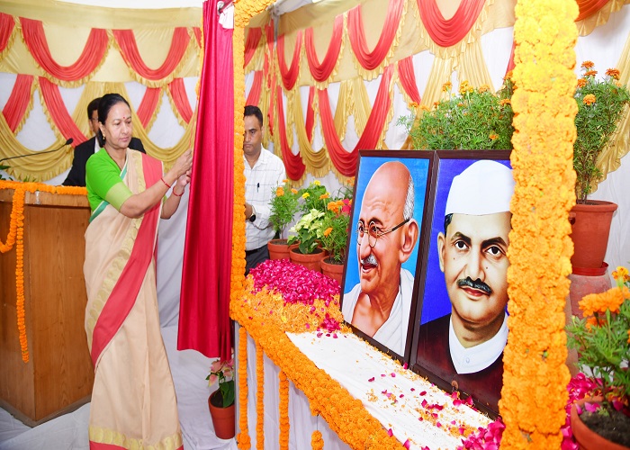 देहरादून: मुख्य सचिव राधा रतूड़ी ने महात्मा गांधी और लाल बहादुर शास्त्री को अर्पित की पुष्पांजलि
