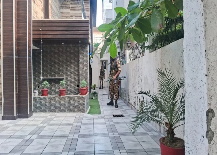 झारखंड: चुनाव के बीच आयकर विभाग की बड़ी कार्रवाई, हेमंत सोरेन के निजी सचिव के घर पर छापेमारी