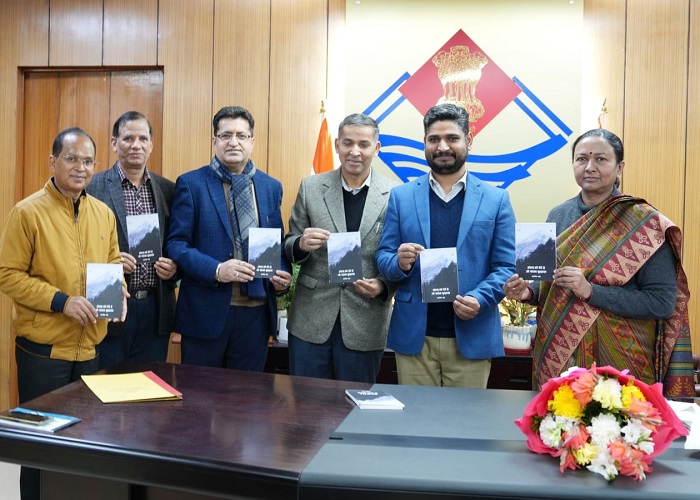देहरादून: मुख्य सचिव राधा रतूड़ी ने किया पुस्तक ‘अंतस को घेरे जो सघन कुहासा’ का विमोचन