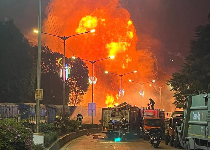 धारावी में गैस सिलेंडरों से भरे ट्रक में विस्फोट, भीषण आग ने मचाई तबाही
