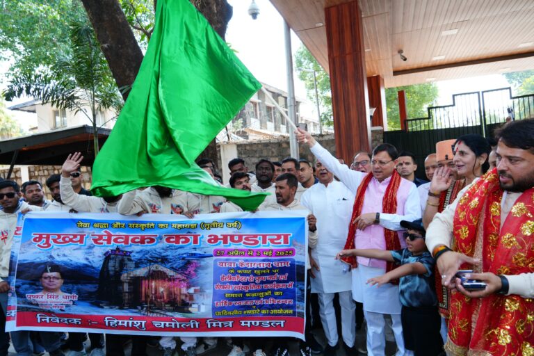 सीएम धामी ने चारों धामों में ‘मुख्य सेवक भंडारा’ के लिए जाने वाले सेवादारों की टीम को दिखाई हरी झंडी