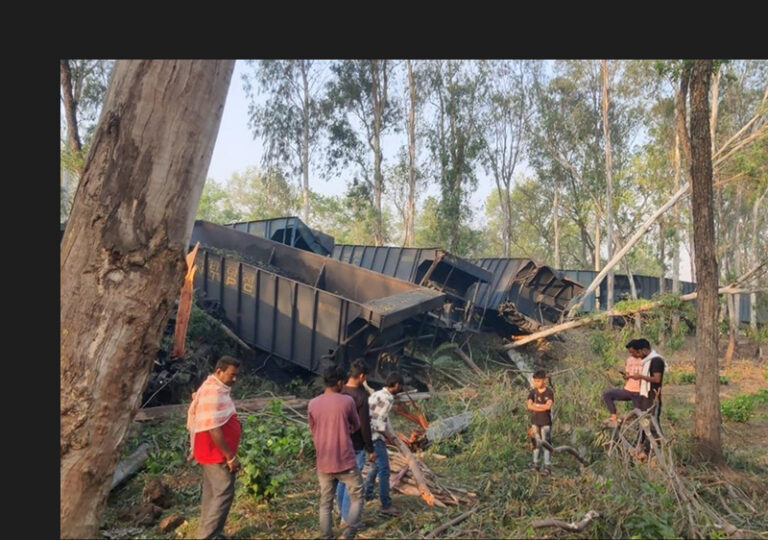 झारखंड के साहेबगंज में NTPC मालगाड़ियों की टक्कर में दो चालक की मौत, चार घायल