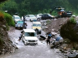 उत्तर सिक्किम में भारी बारिश और भूस्खलन से 1,000 पर्यटक फंसे; यात्रा परमिट हुए निलंबित