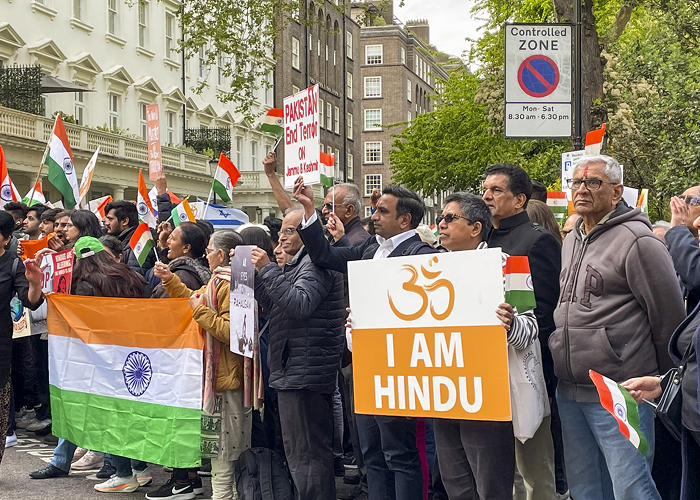 पाहलगाम हमले के खिलाफ ब्रिटेन में भारतीय प्रवासियों का पाकिस्तान विरोधी जोरदार प्रदर्शन