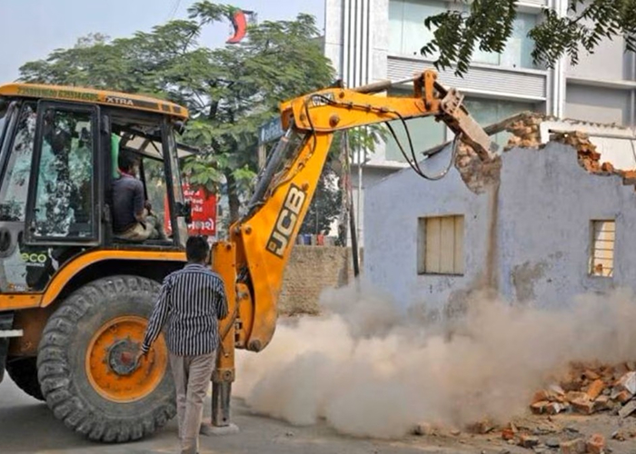 गुजरात में चला सबसे बड़ा बुलडोजर एक्शन, 2000 घरों को किया ध्वस्त