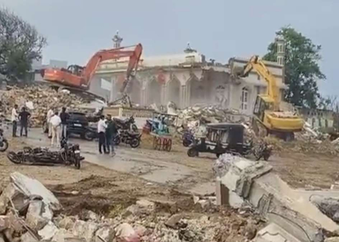 चंडोला तालाब पर प्रशासन का बड़ा एक्शन, अवैध बस्ती को किया ध्वस्त