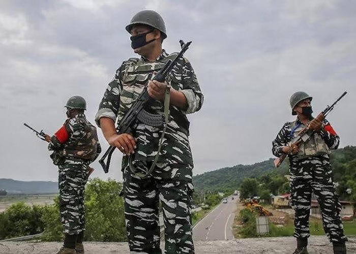 बडगाम में सुरक्षा बलों का बड़ा एक्शन: दो आतंकवादी सहयोगी हथियारों और ग्रेनेड के साथ गिरफ्तार