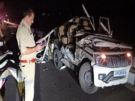 यूपी हादसे में 6 की मौत, ट्रक को ओवरटेक करने की कोशिश में 4 दोस्त बाइक पर हुए शिकार