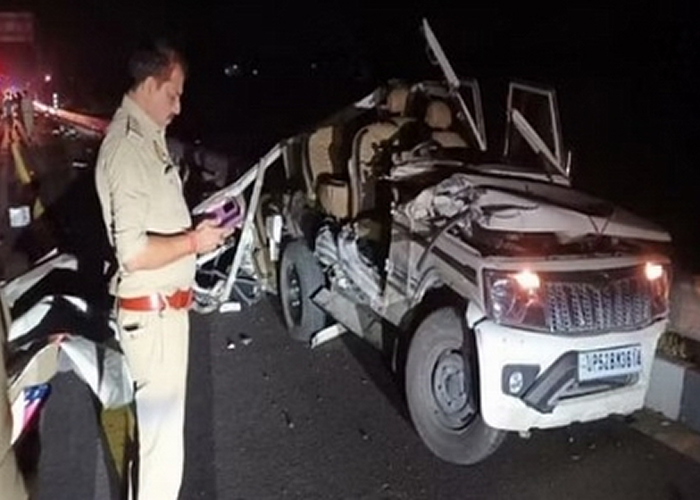 यूपी हादसे में 6 की मौत, ट्रक को ओवरटेक करने की कोशिश में 4 दोस्त बाइक पर हुए शिकार