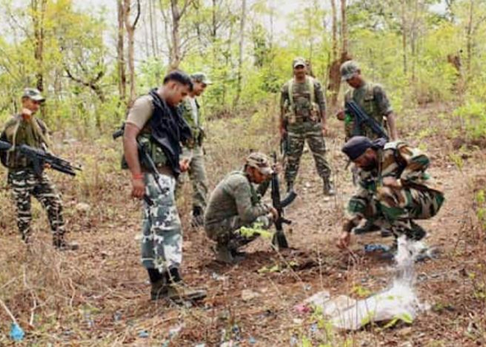 कमिंग ऑपरेशन के दौरान आतंकी मुठभेड़, तीन कमांडो शहीद, इलाके में सर्च ऑपरेशन तेज़