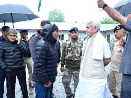 हाउ इज़ द जोश? : एलओसी पर जवानों से मिले जम्मू-कश्मीर के उपराज्यपाल मनोज सिन्हा, बढ़ाया हौसला