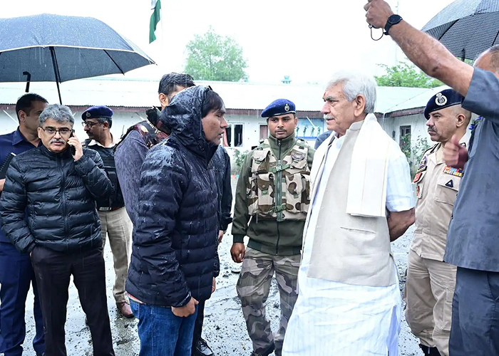 हाउ इज़ द जोश? : एलओसी पर जवानों से मिले जम्मू-कश्मीर के उपराज्यपाल मनोज सिन्हा, बढ़ाया हौसला