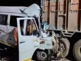 सतारा में मिनी बस और ट्रक की भीषण टक्कर, 3 की मौत, 8 घायल