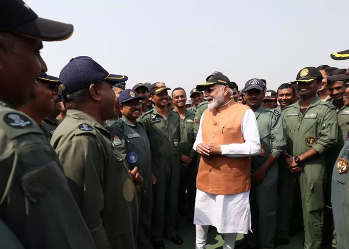 PM मोदी का आदमपुर एयरबेस दौरा: सैनिकों से मिलकर पाकिस्तान को दिया करारा संदेश