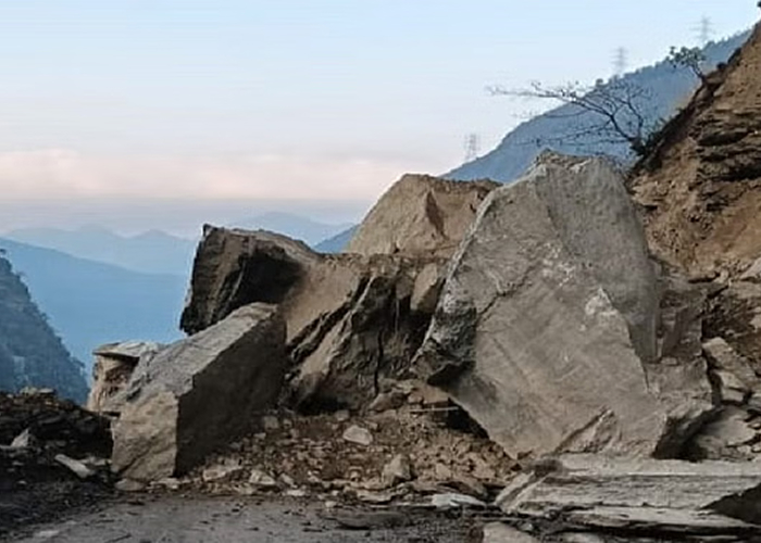पिथौरागढ़ में भूस्खलन से कैलाश मानसरोवर यात्रा रोकी गई, सैकड़ों श्रद्धालु रास्ते में फंसे