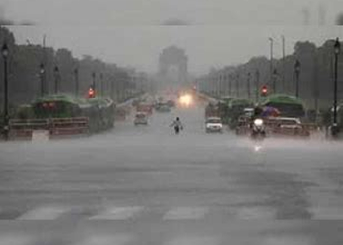 तूफान का तिहरा तांडव: उखड़े पेड़, उड़ गए होर्डिंग, आंधी-बारिश ने देशभर में मचाई तबाही