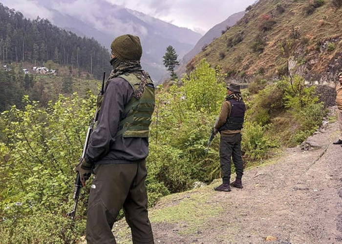 किश्तवाड़ मुठभेड़ जारी: घने जंगलों में छिपे हैं 4 आतंकी, सुरक्षा बलों का सर्च ऑपरेशन तेज