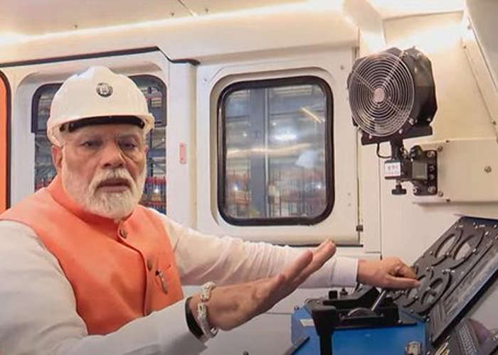 गुजरात को मिला मेगापावर लोको प्लांट: PM मोदी ने दाहोद में 9000 HP इलेक्ट्रिक इंजन फैक्ट्री का किया उद्घाटन, दिखाई पहले लोको को हरी झंडी