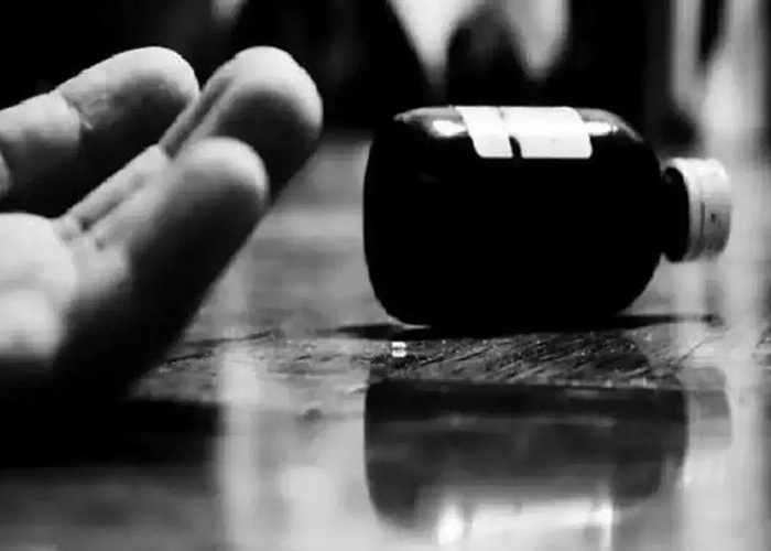 यूपी में एसडीएम और दो अन्य के उत्पीड़न से तंग, पत्रकार और पत्नी ने लाइव कैमरे पर जहर खा लिया!