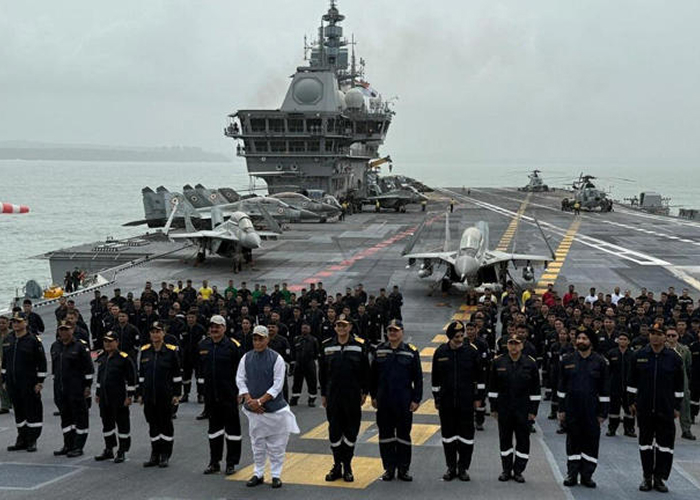 INS विक्रांत पर पहुंचे रक्षामंत्री राजनाथ सिंह, देश की समुद्री शक्ति और वीरता को किया नमन