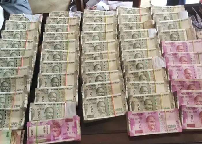 ओडिशा में इंजीनियर ने छापेमारी के दौरान खिड़की से फेंकी ₹2.1 करोड़ की नकदी, बड़ा पर्दाफाश