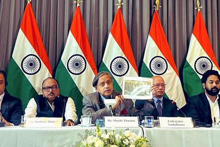 सर्जिकल स्ट्राइक को लेकर कांग्रेस-भाजपा में जोरदार टकराव, शशि थरूर फंसे घमासान के बीच
