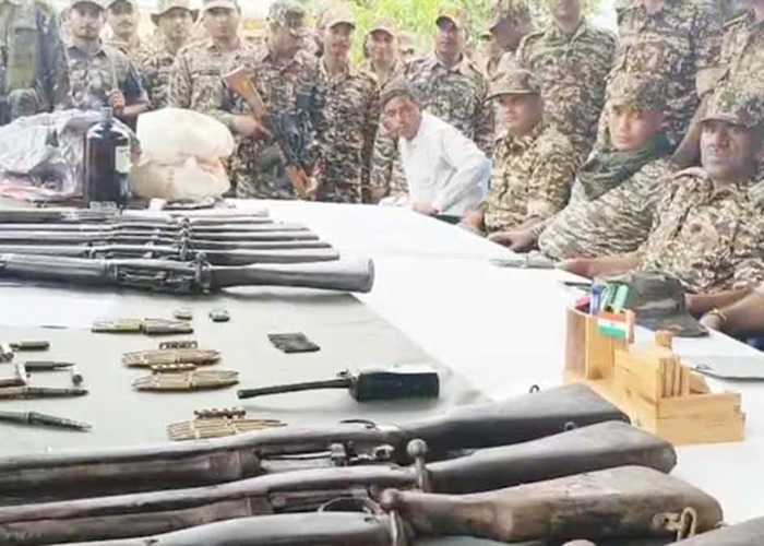 गिरिडीह में नक्सली बंकर से 14 हथियार व भारी विस्फोटक बरामद, पुलिस-CRPF को बड़ी सफलता