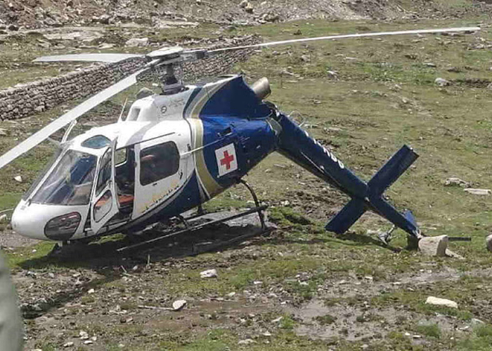 केदारनाथ में बड़ा हादसा टला: लैंडिंग के वक्त हेली एम्बुलेंस दुर्घटनाग्रस्त, तीनों सवार सुरक्षित